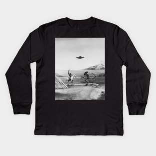 Indian Xenomorph "The Standoff" Art by Cult Class Kids Long Sleeve T-Shirt